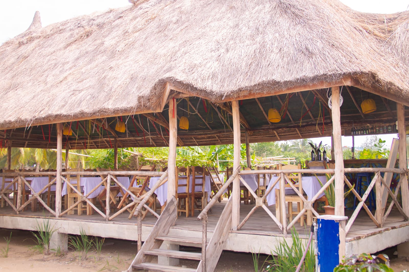 Grand restaurant paillote de Grand-Popo entouré de verdure
