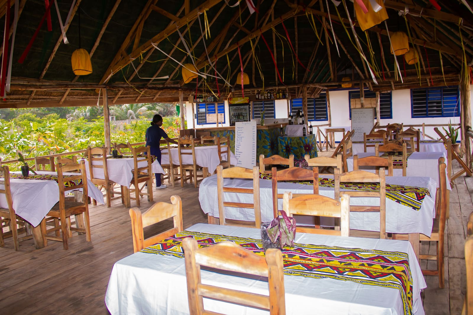 Tables dressées dans le restaurant paillote